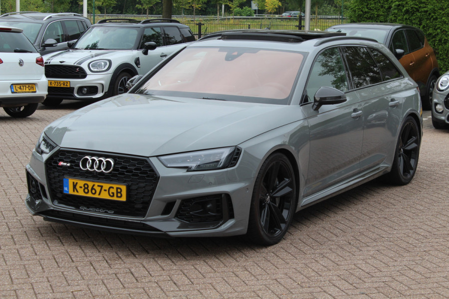 Audi RS4 Avant 2.9 TFSI quattro / Full option / Keramisch / Panoramadak / 360Camera / Carbon / Head-up / Sportuitlaat / 20'' / Luxe Leder / Dodehoek / Virtual Cockpit / Stoelmassage / B&O