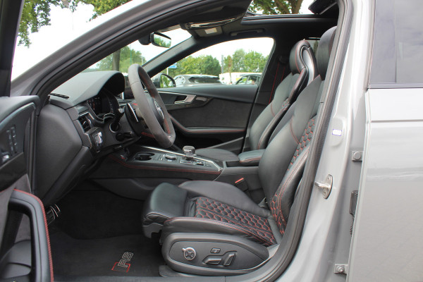 Audi RS4 Avant 2.9 TFSI quattro / Full option / Keramisch / Panoramadak / 360Camera / Carbon / Head-up / Sportuitlaat / 20'' / Luxe Leder / Dodehoek / Virtual Cockpit / Stoelmassage / B&O