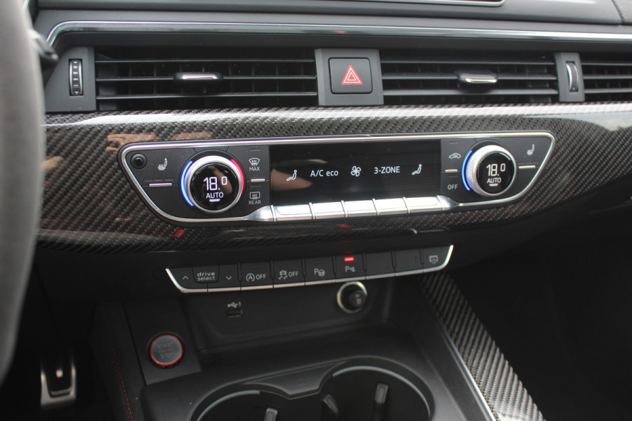Audi RS4 Avant 2.9 TFSI quattro / Full option / Keramisch / Panoramadak / 360Camera / Carbon / Head-up / Sportuitlaat / 20'' / Luxe Leder / Dodehoek / Virtual Cockpit / Stoelmassage / B&O
