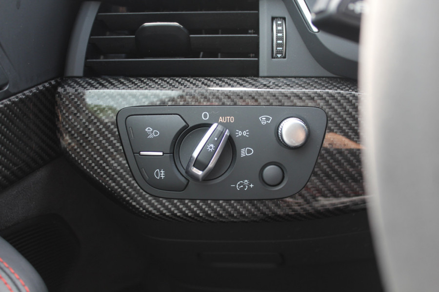 Audi RS4 Avant 2.9 TFSI quattro / Full option / Keramisch / Panoramadak / 360Camera / Carbon / Head-up / Sportuitlaat / 20'' / Luxe Leder / Dodehoek / Virtual Cockpit / Stoelmassage / B&O