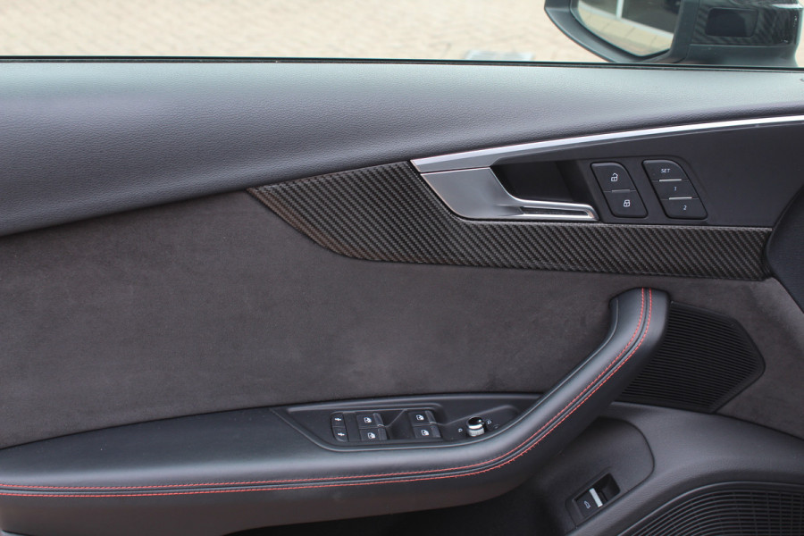 Audi RS4 Avant 2.9 TFSI quattro / Full option / Keramisch / Panoramadak / 360Camera / Carbon / Head-up / Sportuitlaat / 20'' / Luxe Leder / Dodehoek / Virtual Cockpit / Stoelmassage / B&O