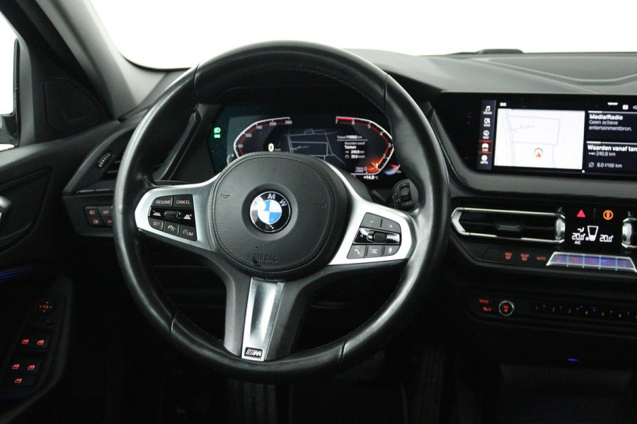 BMW 1-serie 118i Executive Edition (TREKHAAK, DIGITALE COCKPIT, CAMERA, SFEERVERLICHTING, PARKEERSENSOREN, DEALER ONDERHOUDEN)