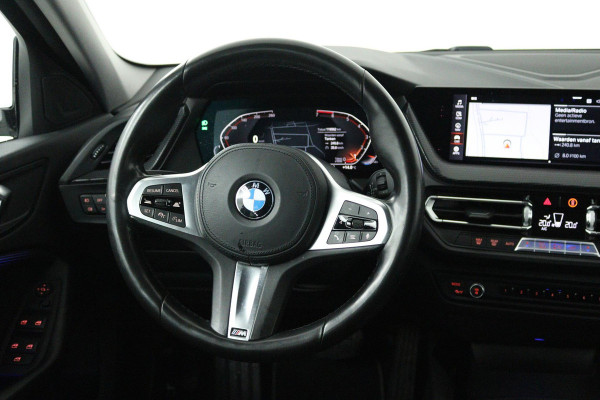 BMW 1-serie 118i Executive Edition (TREKHAAK, DIGITALE COCKPIT, CAMERA, SFEERVERLICHTING, PARKEERSENSOREN, DEALER ONDERHOUDEN)