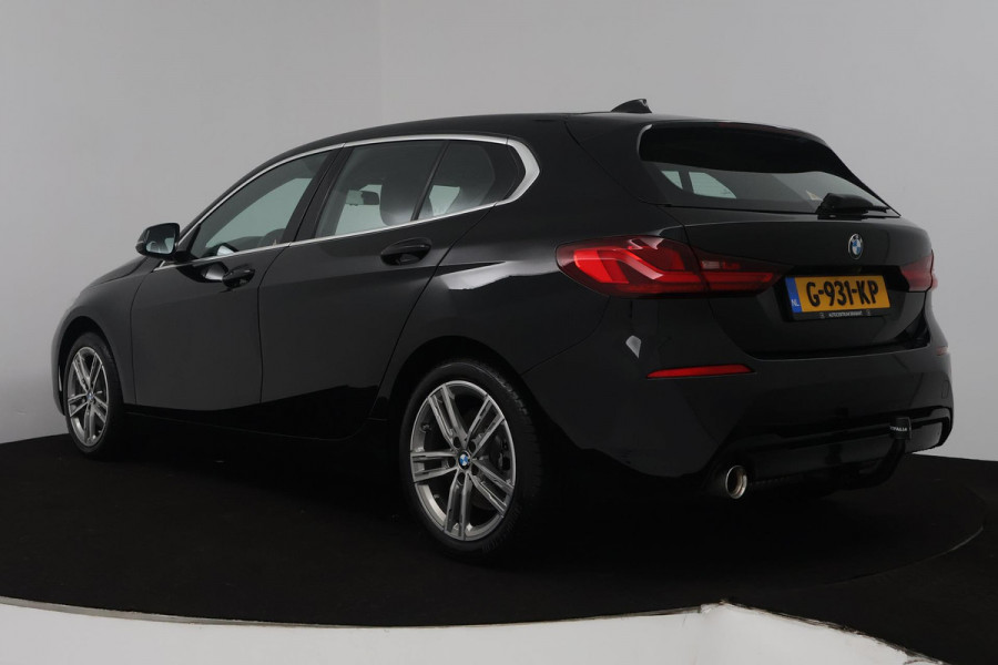 BMW 1-serie 118i Executive Edition (TREKHAAK, DIGITALE COCKPIT, CAMERA, SFEERVERLICHTING, PARKEERSENSOREN, DEALER ONDERHOUDEN)