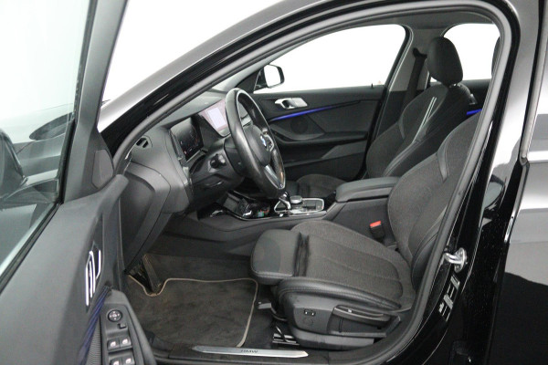 BMW 1-serie 118i Executive Edition (TREKHAAK, DIGITALE COCKPIT, CAMERA, SFEERVERLICHTING, PARKEERSENSOREN, DEALER ONDERHOUDEN)