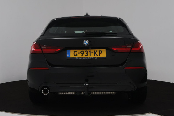 BMW 1-serie 118i Executive Edition (TREKHAAK, DIGITALE COCKPIT, CAMERA, SFEERVERLICHTING, PARKEERSENSOREN, DEALER ONDERHOUDEN)