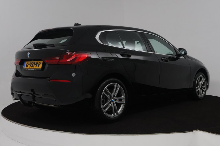 BMW 1-serie 118i Executive Edition (TREKHAAK, DIGITALE COCKPIT, CAMERA, SFEERVERLICHTING, PARKEERSENSOREN, DEALER ONDERHOUDEN)