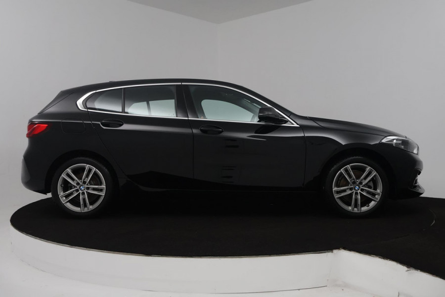 BMW 1-serie 118i Executive Edition (TREKHAAK, DIGITALE COCKPIT, CAMERA, SFEERVERLICHTING, PARKEERSENSOREN, DEALER ONDERHOUDEN)