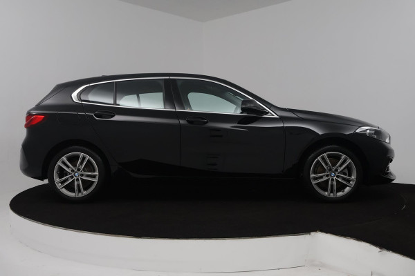BMW 1-serie 118i Executive Edition (TREKHAAK, DIGITALE COCKPIT, CAMERA, SFEERVERLICHTING, PARKEERSENSOREN, DEALER ONDERHOUDEN)