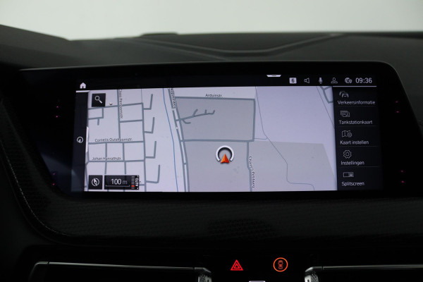 BMW 1-serie 118i Executive Edition (TREKHAAK, DIGITALE COCKPIT, CAMERA, SFEERVERLICHTING, PARKEERSENSOREN, DEALER ONDERHOUDEN)