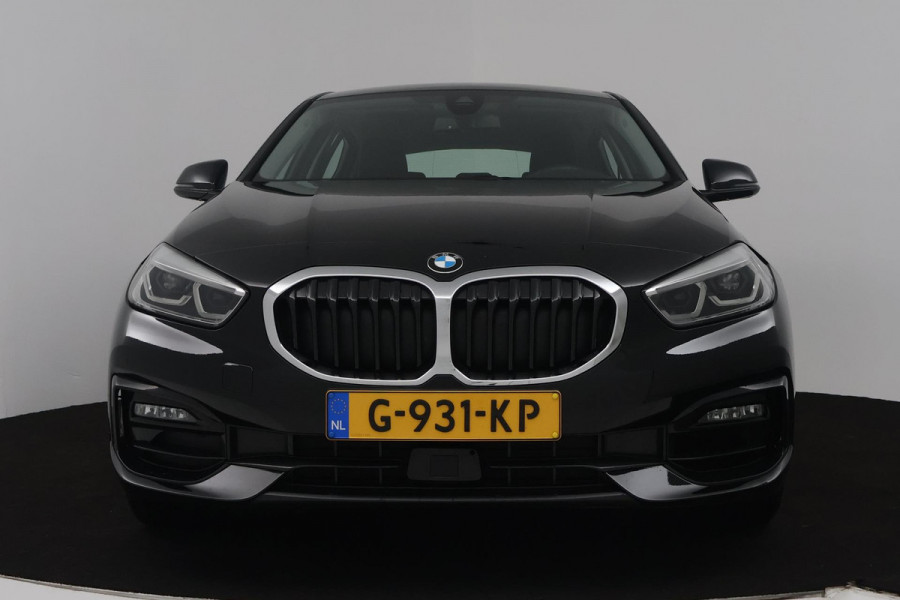 BMW 1-serie 118i Executive Edition (TREKHAAK, DIGITALE COCKPIT, CAMERA, SFEERVERLICHTING, PARKEERSENSOREN, DEALER ONDERHOUDEN)