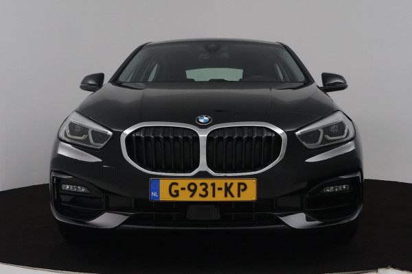 BMW 1-serie 118i Executive Edition (TREKHAAK, DIGITALE COCKPIT, CAMERA, SFEERVERLICHTING, PARKEERSENSOREN, DEALER ONDERHOUDEN)