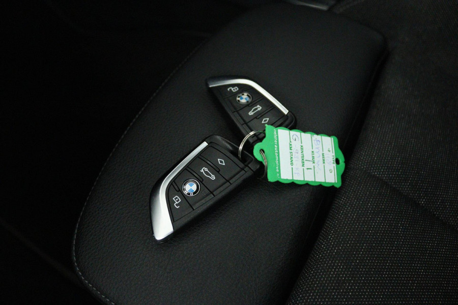 BMW 1-serie 118i Executive Edition (TREKHAAK, DIGITALE COCKPIT, CAMERA, SFEERVERLICHTING, PARKEERSENSOREN, DEALER ONDERHOUDEN)