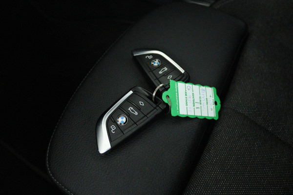 BMW 1-serie 118i Executive Edition (TREKHAAK, DIGITALE COCKPIT, CAMERA, SFEERVERLICHTING, PARKEERSENSOREN, DEALER ONDERHOUDEN)