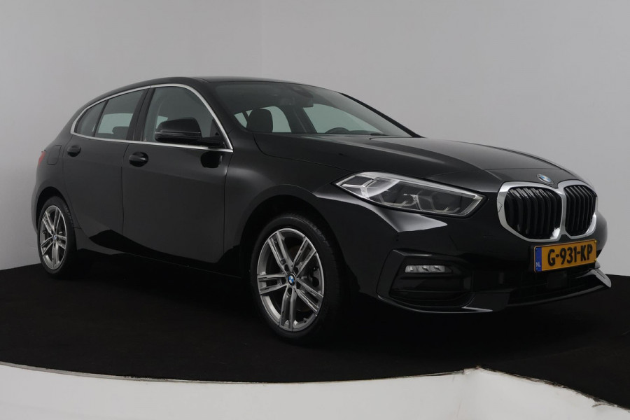 BMW 1-serie 118i Executive Edition (TREKHAAK, DIGITALE COCKPIT, CAMERA, SFEERVERLICHTING, PARKEERSENSOREN, DEALER ONDERHOUDEN)
