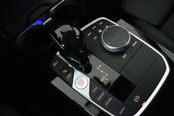 BMW 1-serie 118i Executive Edition (TREKHAAK, DIGITALE COCKPIT, CAMERA, SFEERVERLICHTING, PARKEERSENSOREN, DEALER ONDERHOUDEN)