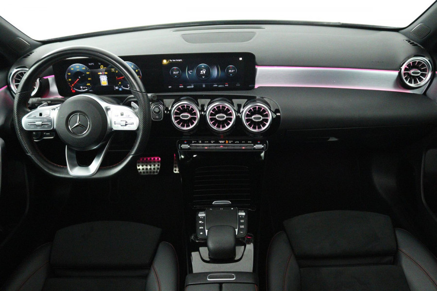 Mercedes-Benz A-Klasse 180 Business Solution AMG (PANORAMADAK, SFEERVERLICHTING, STOELVERWARMING, ELEKTR STOELEN, SENSOREN)