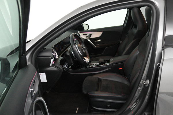 Mercedes-Benz A-Klasse 180 Business Solution AMG (PANORAMADAK, SFEERVERLICHTING, STOELVERWARMING, ELEKTR STOELEN, SENSOREN)