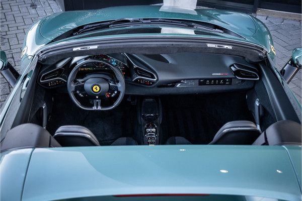 Ferrari 296 GTS 3.0 V6 - Verde Francesca | Spyder l 830PK! l Race Display l Racing Seats | Carbon