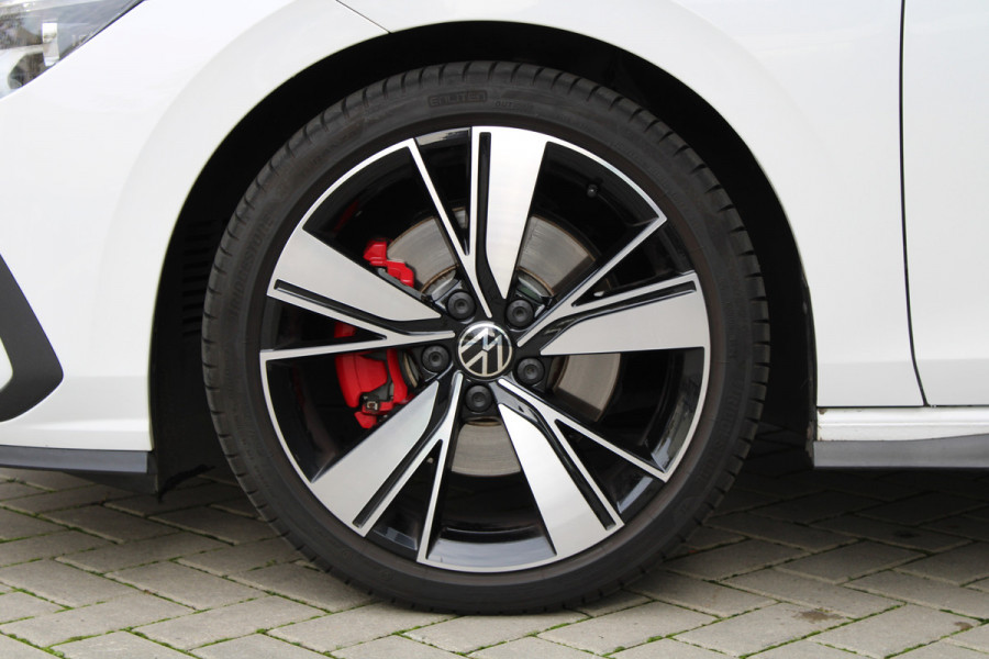 Volkswagen Golf 2.0 TDI GTD | PANO | DODE HOEK | SFEERVERLICHTING | CAMERA | STOELVERW | CARPLAY |