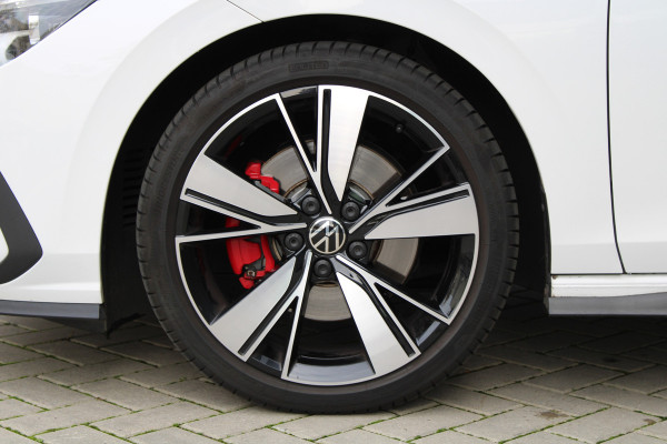 Volkswagen Golf 2.0 TDI GTD | PANO | DODE HOEK | SFEERVERLICHTING | CAMERA | STOELVERW | CARPLAY |