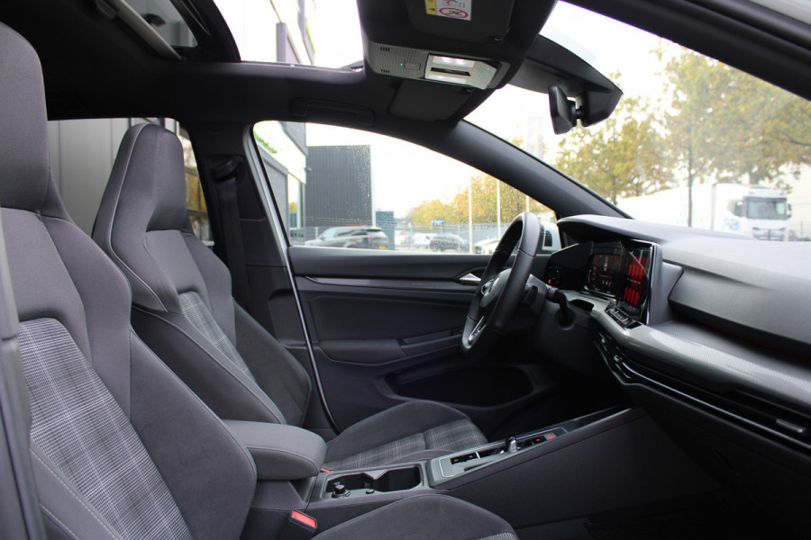 Volkswagen Golf 2.0 TDI GTD | PANO | DODE HOEK | SFEERVERLICHTING | CAMERA | STOELVERW | CARPLAY |