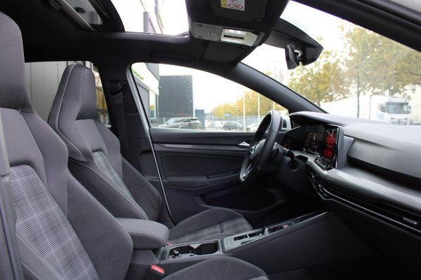 Volkswagen Golf 2.0 TDI GTD | PANO | DODE HOEK | SFEERVERLICHTING | CAMERA | STOELVERW | CARPLAY |