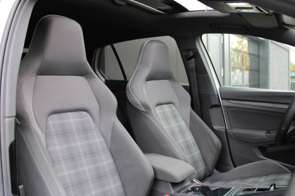 Volkswagen Golf 2.0 TDI GTD | PANO | DODE HOEK | SFEERVERLICHTING | CAMERA | STOELVERW | CARPLAY |