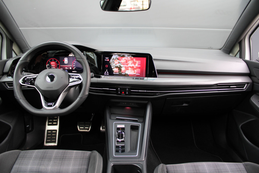 Volkswagen Golf 2.0 TDI GTD | PANO | DODE HOEK | SFEERVERLICHTING | CAMERA | STOELVERW | CARPLAY |
