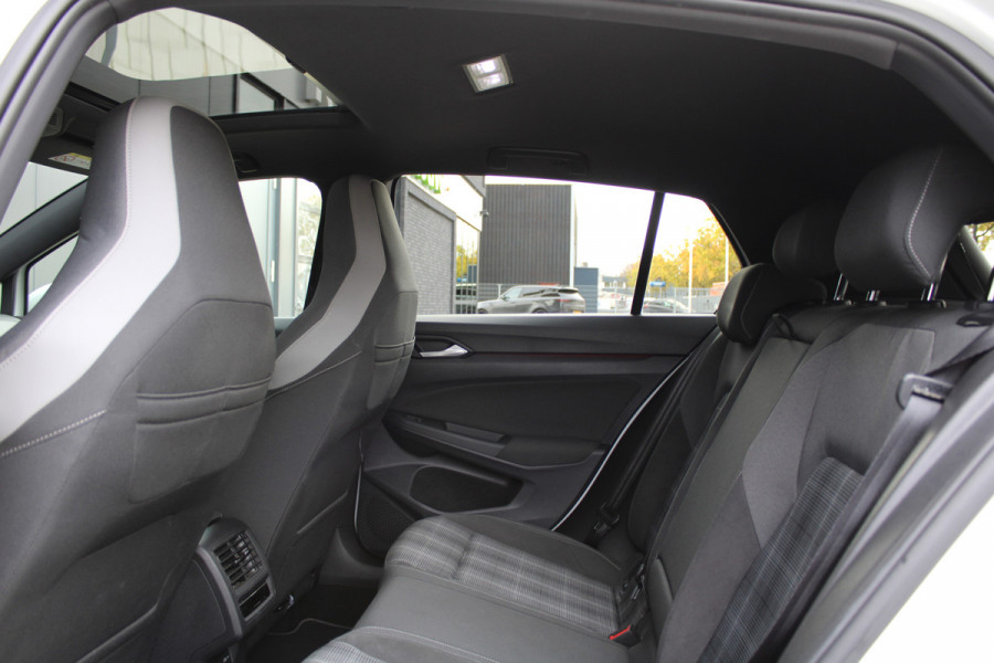 Volkswagen Golf 2.0 TDI GTD | PANO | DODE HOEK | SFEERVERLICHTING | CAMERA | STOELVERW | CARPLAY |
