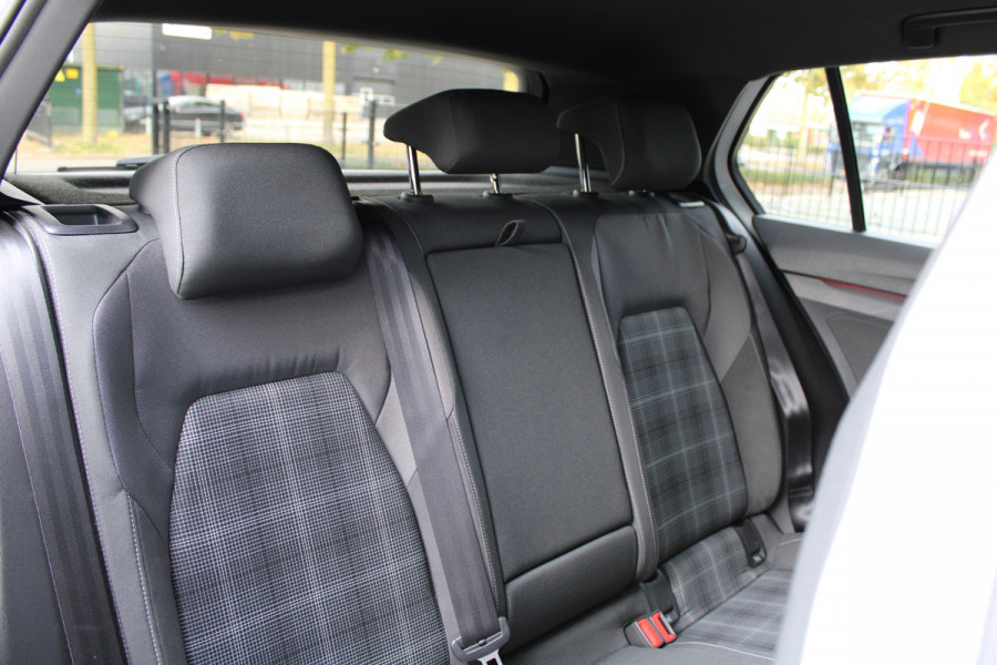 Volkswagen Golf 2.0 TDI GTD | PANO | DODE HOEK | SFEERVERLICHTING | CAMERA | STOELVERW | CARPLAY |