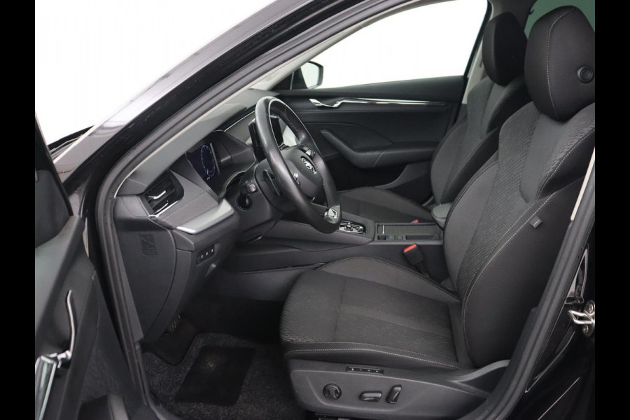 Škoda Octavia 1.5 e-TSI Business Edition | Head-Up | Stoelverwarming | Camera | Side Assist | Memory | Carplay | Navigatie | Digital Cockpit | Climate control | Cruise control | Getint glas