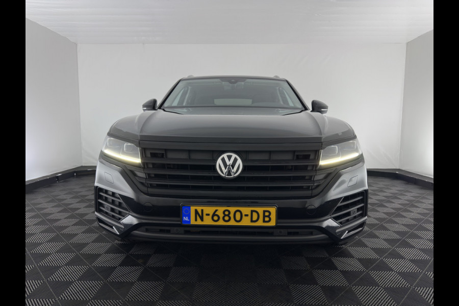 Volkswagen Touareg 3.0 TDI R-Line (INCL-BTW) Aut. *LUXURY-LEATHER | FULL-LED | BLIND-SPOT | HEATED-COMFORTSEATS | AIR-SUSPENSION | KEYLESS | CAMERA | NAVI-FULLMAP | PRIVACY-GLASS | ADAPTIVE-CRUISE |  SHIFT-PADDLES | TOWBAR*