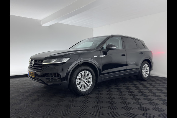 Volkswagen Touareg 3.0 TDI R-Line (INCL-BTW) Aut. *LUXURY-LEATHER | FULL-LED | BLIND-SPOT | HEATED-COMFORTSEATS | AIR-SUSPENSION | KEYLESS | CAMERA | NAVI-FULLMAP | PRIVACY-GLASS | ADAPTIVE-CRUISE |  SHIFT-PADDLES | TOWBAR*