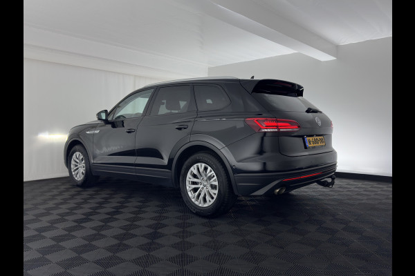 Volkswagen Touareg 3.0 TDI R-Line (INCL-BTW) Aut. *LUXURY-LEATHER | FULL-LED | BLIND-SPOT | HEATED-COMFORTSEATS | AIR-SUSPENSION | KEYLESS | CAMERA | NAVI-FULLMAP | PRIVACY-GLASS | ADAPTIVE-CRUISE |  SHIFT-PADDLES | TOWBAR*