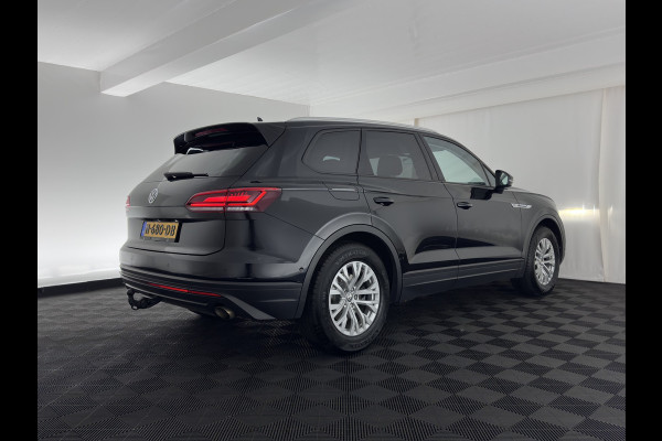 Volkswagen Touareg 3.0 TDI R-Line (INCL-BTW) Aut. *LUXURY-LEATHER | FULL-LED | BLIND-SPOT | HEATED-COMFORTSEATS | AIR-SUSPENSION | KEYLESS | CAMERA | NAVI-FULLMAP | PRIVACY-GLASS | ADAPTIVE-CRUISE |  SHIFT-PADDLES | TOWBAR*