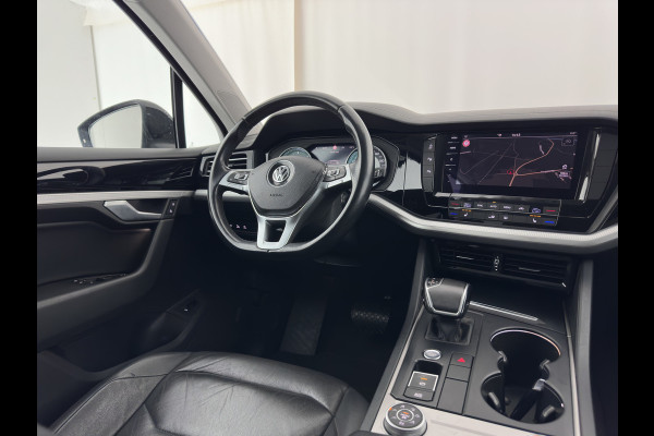 Volkswagen Touareg 3.0 TDI R-Line (INCL-BTW) Aut. *LUXURY-LEATHER | FULL-LED | BLIND-SPOT | HEATED-COMFORTSEATS | AIR-SUSPENSION | KEYLESS | CAMERA | NAVI-FULLMAP | PRIVACY-GLASS | ADAPTIVE-CRUISE |  SHIFT-PADDLES | TOWBAR*