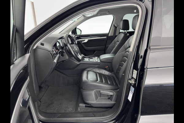 Volkswagen Touareg 3.0 TDI R-Line (INCL-BTW) Aut. *LUXURY-LEATHER | FULL-LED | BLIND-SPOT | HEATED-COMFORTSEATS | AIR-SUSPENSION | KEYLESS | CAMERA | NAVI-FULLMAP | PRIVACY-GLASS | ADAPTIVE-CRUISE |  SHIFT-PADDLES | TOWBAR*