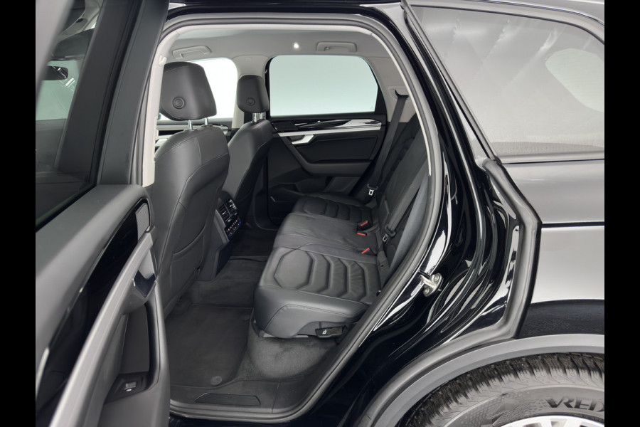 Volkswagen Touareg 3.0 TDI R-Line (INCL-BTW) Aut. *LUXURY-LEATHER | FULL-LED | BLIND-SPOT | HEATED-COMFORTSEATS | AIR-SUSPENSION | KEYLESS | CAMERA | NAVI-FULLMAP | PRIVACY-GLASS | ADAPTIVE-CRUISE |  SHIFT-PADDLES | TOWBAR*
