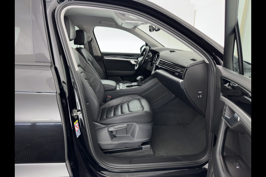 Volkswagen Touareg 3.0 TDI R-Line (INCL-BTW) Aut. *LUXURY-LEATHER | FULL-LED | BLIND-SPOT | HEATED-COMFORTSEATS | AIR-SUSPENSION | KEYLESS | CAMERA | NAVI-FULLMAP | PRIVACY-GLASS | ADAPTIVE-CRUISE |  SHIFT-PADDLES | TOWBAR*