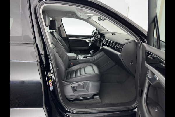 Volkswagen Touareg 3.0 TDI R-Line (INCL-BTW) Aut. *LUXURY-LEATHER | FULL-LED | BLIND-SPOT | HEATED-COMFORTSEATS | AIR-SUSPENSION | KEYLESS | CAMERA | NAVI-FULLMAP | PRIVACY-GLASS | ADAPTIVE-CRUISE |  SHIFT-PADDLES | TOWBAR*