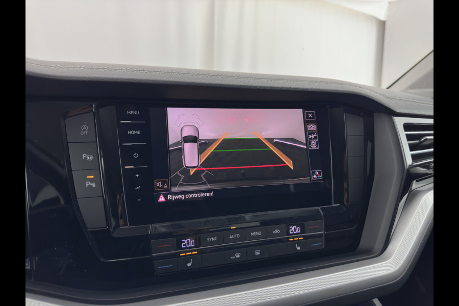 Volkswagen Touareg 3.0 TDI R-Line (INCL-BTW) Aut. *LUXURY-LEATHER | FULL-LED | BLIND-SPOT | HEATED-COMFORTSEATS | AIR-SUSPENSION | KEYLESS | CAMERA | NAVI-FULLMAP | PRIVACY-GLASS | ADAPTIVE-CRUISE |  SHIFT-PADDLES | TOWBAR*