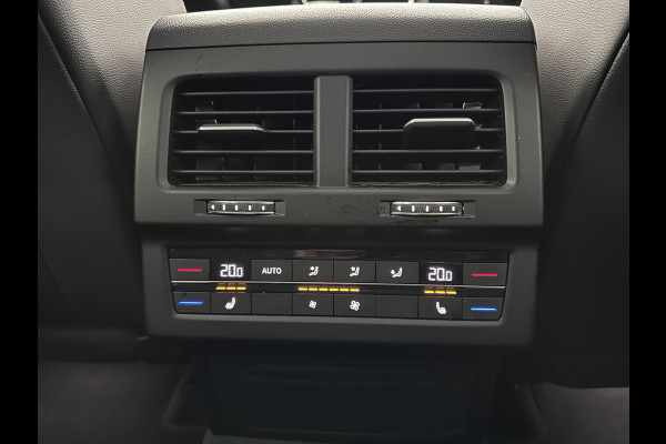 Volkswagen Touareg 3.0 TDI R-Line (INCL-BTW) Aut. *LUXURY-LEATHER | FULL-LED | BLIND-SPOT | HEATED-COMFORTSEATS | AIR-SUSPENSION | KEYLESS | CAMERA | NAVI-FULLMAP | PRIVACY-GLASS | ADAPTIVE-CRUISE |  SHIFT-PADDLES | TOWBAR*