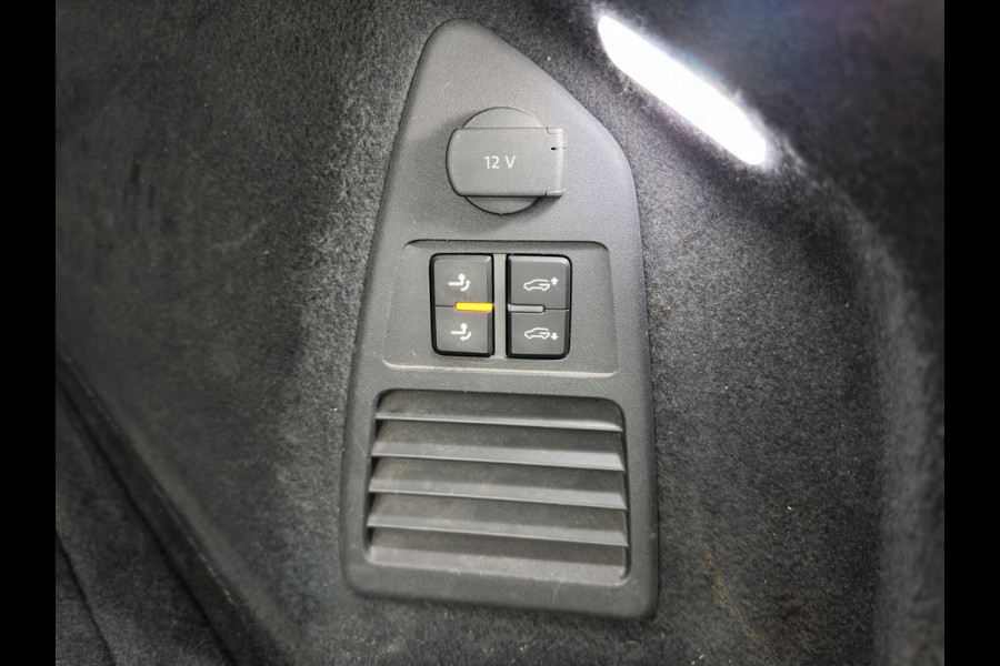 Volkswagen Touareg 3.0 TDI R-Line (INCL-BTW) Aut. *LUXURY-LEATHER | FULL-LED | BLIND-SPOT | HEATED-COMFORTSEATS | AIR-SUSPENSION | KEYLESS | CAMERA | NAVI-FULLMAP | PRIVACY-GLASS | ADAPTIVE-CRUISE |  SHIFT-PADDLES | TOWBAR*