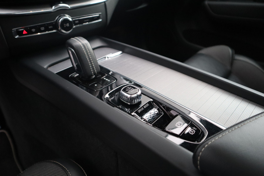 Volvo XC60 2.0 Recharge T6 AWD R-Design Panorama dak / Head-Up / Harman Kardon / 360 camera / Adaptieve cruise /