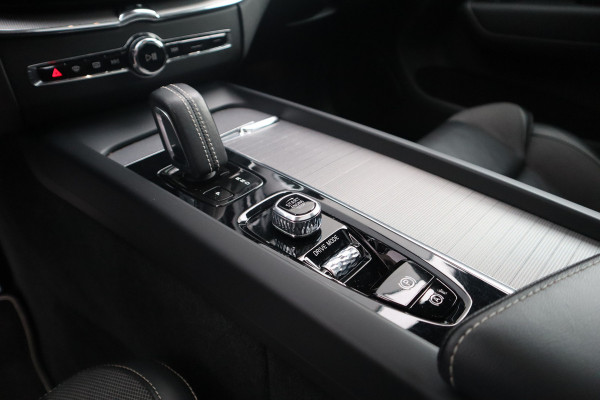 Volvo XC60 2.0 Recharge T6 AWD R-Design Panorama dak / Head-Up / Harman Kardon / 360 camera / Adaptieve cruise /