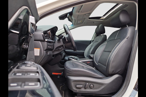 Kia e-Niro ExecutiveLine 64 kWh | 1e Eigenaar | Open Dak | LED | RMC Trekhaak | JBL | Stoelventilatie |