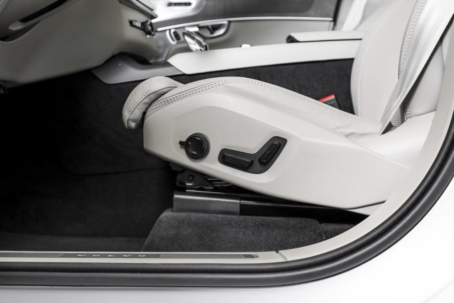 Volvo XC90 2.0 T8 Plug-in hybrid AWD Ultra Dark 310 PK - Automaat | Leder Pakket | S/K-Panodak | Luchtvering | Bowers & Wilkins | Elek. Stoel-+massage+verwarming & Ventilatie | Head-Up | Adapt. Cruise |  360 Camera | Google +App. Connect | 22" Diamond Cut | 7772