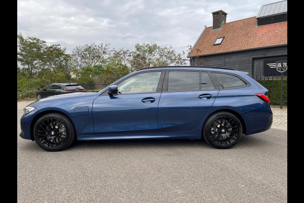 BMW 3 Serie Touring 330e PLUG&HYBRID HEAD-UP SPORTLINE -SHADOW CAMERA LEER NAVI LED-XENON