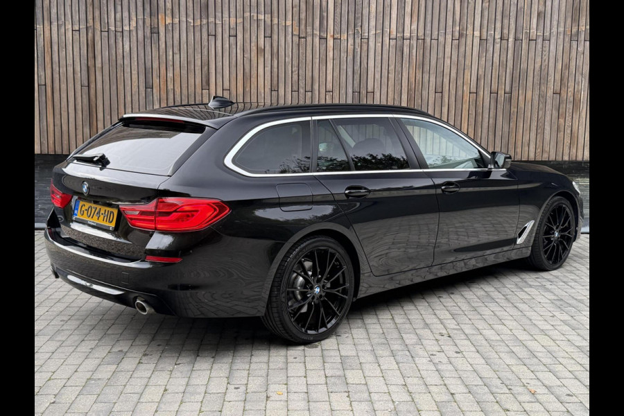 BMW 5 Serie Touring 520i High Executive Automaat | Apple CarPlay | Leren bekleding | Stoelverwarming | LED verlichting | Comfortstoelen met
